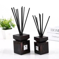 Bouteilles d'aromathérapie en verre blanc coloré en gros, diffuseur à bâtonnets, décoration d'intérieur hautement esthétique, couvercle carré en bois noir ZX-1