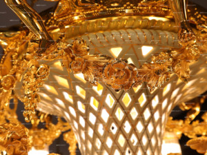 Lámpara Colgante <span class=keywords><strong>de</strong></span> Lujo para Decoración <span class=keywords><strong>de</strong></span> Mansiones con Fundición a <span class=keywords><strong>la</strong></span> <span class=keywords><strong>Cera</strong></span> Perdida en Latón, 19 Estatuas <span class=keywords><strong>de</strong></span> Ángeles y Detalles en Cerámica y Vidrio - Product Image 6