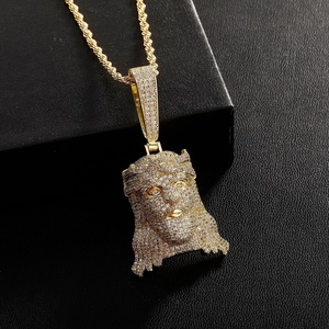 HCP26010004 Collier pour homme tendance, pendentif hip-hop Or Océan, motif portrait d'âmeilles âgées, best-seller, idéal pour les spectacles de rue - Product Image 1