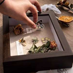 Vente chaude en gros Série Noël Cadre photo moderne en bois creux de 3 cm et 5 cm, cadre photo créatif fait à la main avec des fleurs séchées - Product Image 1