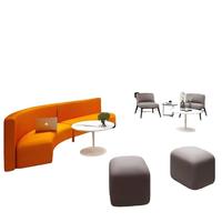 Canapé simple en tissu gris clair au design moderne et unique pour salon public ou salle d'attente