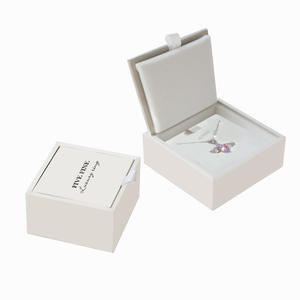 Empaque Rígido Tipo Libro de Cartón Blanco con Logotipo Personalizado Hecho a Mano, Laminación Mate para Caja de Anillos, Pulseras y Aretes - Product Image 1