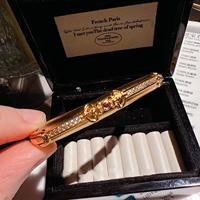 Bracelet de luxe haut de gamme pour femme, style vintage texturé, avec accent zircon et rubis brillants, idéal pour mariage ou banquet, cadeau parfait.