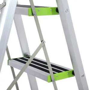 سلالم قابلة للطي من الألومنيوم والفولاذ المقاوم للصدأ بتصميم عصري وقوي للغاية من مصنع إسكادا، متوافقة مع معيار EN 131، تحمل حتى 150 كجم - Product Image 5