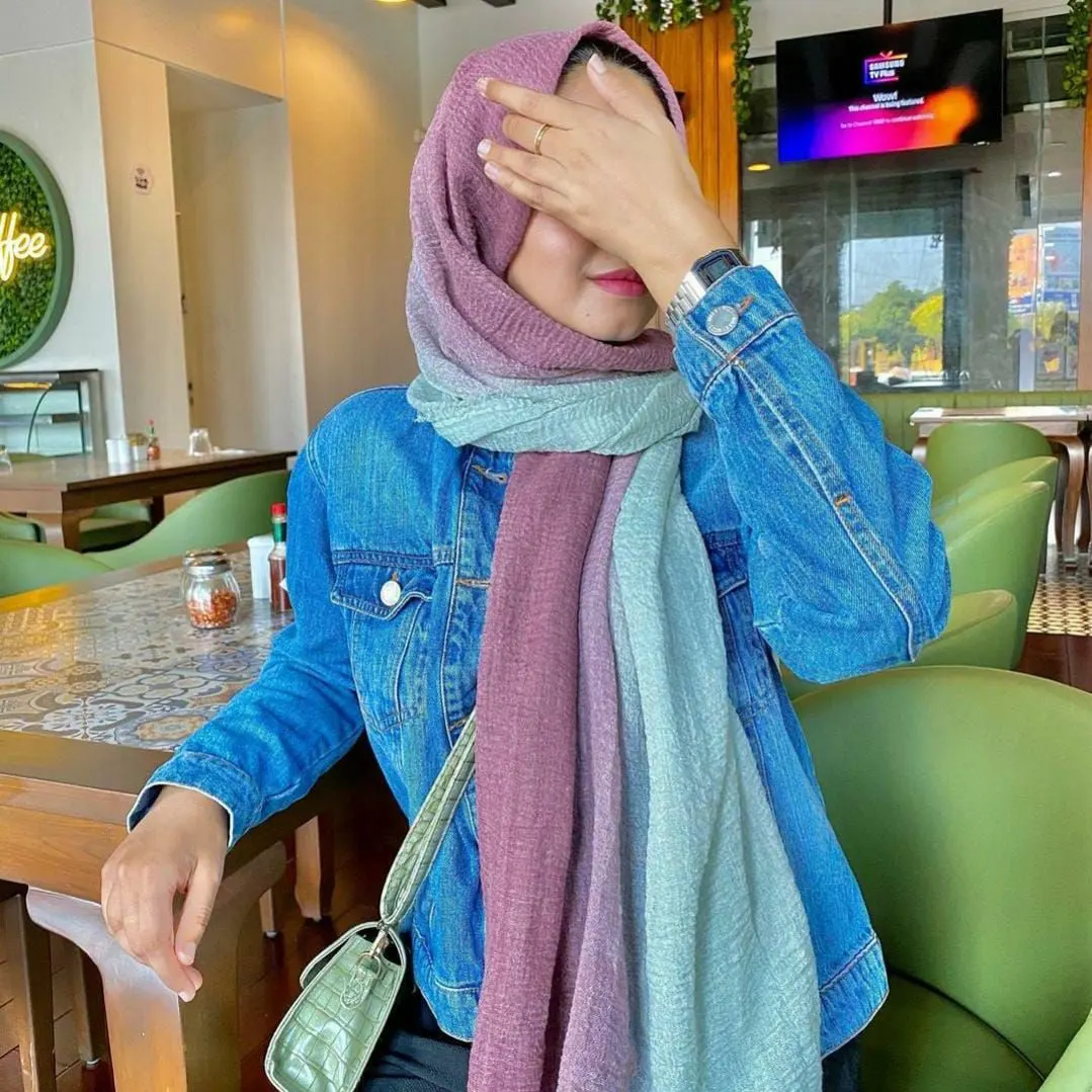 थोक मालयासिया दो-रंग ग्रेडिएंट शॉल हेडस्कार्फ मुस्लिम महिला हिजाब क्रंकड़ कपास ओम्ब्रे हिजाब स्कार्फ