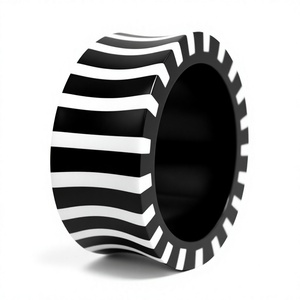 Brazalete Acrílico Clásico de Rayas Blancas y Negras de la Mejor Calidad, Diseño Unisex, Joyería de Moda para Fiestas y Aniversarios para Mujer - Product Image 5