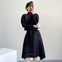 Ensemble plissé Miyake : Haut élégant et chic à volants, coupe ample, manches longues et jupe midi évasée pour l'été