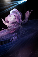 G-044 Fleurs géantes en papier violettes mystérieuses, grande composition florale artificielle pour la décoration de scène de mariage, de fête ou de lieu événementiel