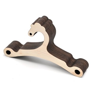 Cintre en bois écologique pour vêtements de nouveau-né, type crochet, pour placard de bébé et idéal comme cadeau - Product Image 1