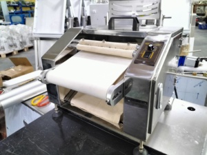 Croissant che formano il rullo di rotolamento croissant che fa la macchina per tagliare il pane piccolo croissant rolling machine - Product Image 3