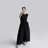 En stock : Ensemble d'été plissé Miyake 2 pièces élégant, comprenant un haut court sans manches uni à texture tissée 3D et un pantalon ample à jambes larges