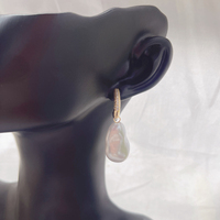 Pendientes Elegantes y Asequibles de Latón Chapado en Oro con Circonita Cúbica y Perla de Plástico para Mujer, Ideales para Fiestas y Bodas