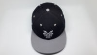 Casquette de chauffeur en coton noir et gris avec broderie. Taille et logo personnalisables disponibles.