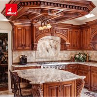 Armoire de cuisine classique en bois massif d'acajou patiné, avec panneaux surélevés, détails et moulures artisanales sculptés à la main, pour villa