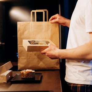 Sacchetti di Carta Kraft Riciclata Economici con Manico a Nastro Piatto, Personalizzabili per Negozi di Abbigliamento e Asporto - Product Image 6