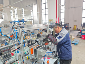 Máquina Totalmente Automática de 8 Pistas para Fabricação de Lenços Umedecidos para Preparação com Álcool e Lenços Umedecidos Individuais para Limpeza - Product Image 5