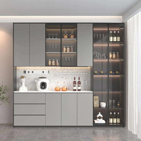 Cocina moderna, comedor, copa de vino, olla, tetera, cuenco, plato, cubiertos, estante de exhibición de vidrio, estante de madera, gabinete de almacenamiento