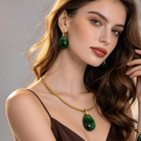 Ensemble de bijoux quatre pièces en résine couleur unie, comprenant un pendentif goutte d'eau, un collier ras-du-cou serpent lisse, des boucles d'oreilles, une bague et un bracelet