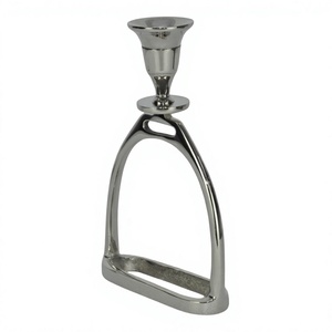 Support à bougie décoratif équestre en aluminium moulé, style étrier de cheval, finition polie brillante, pour décorations de Noël et de fêtes. - Product Image 1