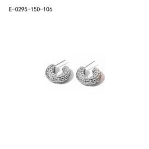 ต่างหูแฟชั่นทรงห่วง สแตนเลสสตีล 316L ชุบทอง PVD ทนทาน รุ่น E-0295-150-106 - Product Image 1
