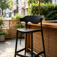 Tabourets en plastique minimalistes modernes pour usage commercial, tabourets de bar en plastique résistants aux intempéries, tabourets de bar hauts pour cafés et salles d'arcade