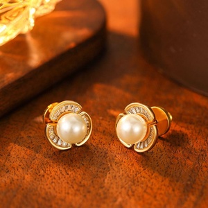 Boucles d'oreilles clous tendance et luxueuses en perles et zircons pour femme, plaqué or, style géométrique, cadeau haut de gamme - Product Image 1