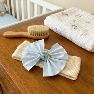 Grande barrette à cheveux plissée bleu pastel avec nœud en tissu et fleur brodée en 3D, mignonne pince à cheveux pour enfants et tout-petits, style boutique - Product Image 5