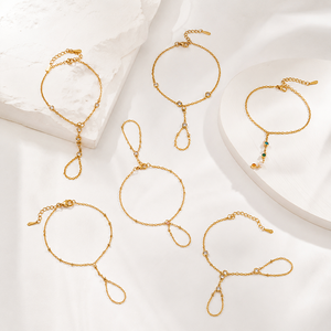 Cadena de Dedo Minimalista de Acero Inoxidable con Perlas y Oro de 18K, Diseño de Mariposa Celestial, para Uso Diario y en Capas - Product Image 1