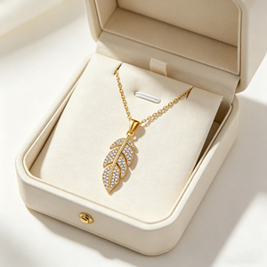 Collier Pendentif Plume en Laiton Plaqué Or 18K avec Zirconiums AAA, Vente en Gros Hengdian - Product Image 1