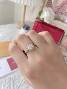 Anillo de Plata de Ley 925 con Moissanita y Engaste Pavé para Regalo de Compromiso o Boda para Mujer - Product Image 3