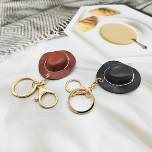 ミニカウボーイハットキーホルダー PUレザーと金属プラスチック亜鉛合金製 軽量キーホルダー レザーキーホルダー - Product Image 1