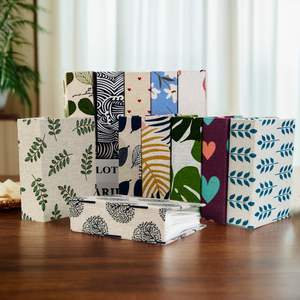 Este exquisito álbum de fotos de 100 páginas, adornado con cubiertas de tela impresa y con una medida de 6 pulgadas, es un regalo ideal para las fiestas. - Product Image 1
