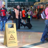 Panneau de signalisation de sécurité pliable et portable en acier inoxydable de 24 pouces, double face, pour avertissement de sol mouillé, bilingue, pour le marché hôtelier