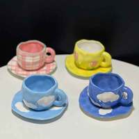 Tasse à café et soucoupe en céramique irrégulière peinte à la main, motif ciel bleu et nuages blancs, couleur sous-glaçure, façonnée à la main
