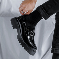 Chaussures décontractées pour hommes à enfiler en microfibre brillante à bout pointu, semelle extérieure en caoutchouc, approvisionnement direct pour les magasins de détail ; livraison directe