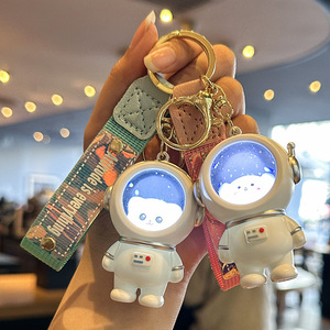 Portachiavi Orsetto Luminoso Cielo Stellato in Plastica, Ciondolo Unico per Borsa Astronauta Scintillante, Idea Regalo per Coppie per Decorare la Tua Borsa - Product Image 1