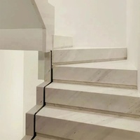 Escalier en spirale en marbre blanc poli Sivec avec garde-corps en verre pour villa intérieure, design moderne, escalier en pierre naturelle