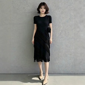 Robe longue plissée style Miyake pour <span class=keywords><strong>femme</strong></span>, taille unique, prête à être expédiée, à haute élasticité, avec franges à pampilles superposées diagonales - Product Image 2