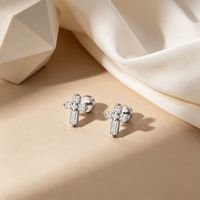 Boucles d'oreilles clous en argent sterling S925 en forme de croix |   Pierres facettées blanches plaquées platine |   Piercing à dos plat pour femmes et hommes