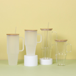 Botella de agua esmerilada transparente con tapa de madera MM con asa y pajita para restaurante sublimación fría grande - Product Image 1