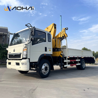 Camion léger HOWO 4x2 avec moteur Weichai, grue à flèche articulée 5T, système hydraulique haute efficacité, pompe et moteur pour le transport d'équipements