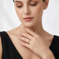 S925 Silber Vergoldeter Ring mit Smaragdschliff Moissanit, Eternity-Band-Ring mit Logo-Gravur, Großhandel Minimalistischer Ring