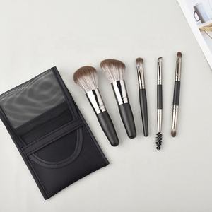 5. فرشاة مكياج سوداء احترافية بتصميم شعار خاص ، فرشاة مكياج مخصصة مزدوجة صغيرة للسفر - Product Image 2