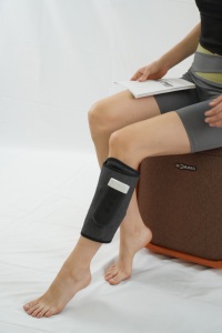 Masajeador de pantorrillas con tres globos de compresión de aire con alta presión y batería incorporada para la relajación muscular - Product Image 2