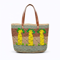 Sac fourre-tout en raphia brodé géométrique fait main de luxe écologique avec deux poignées et fermeture ouverte pour la plage et les voyages