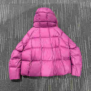 Chaqueta Acolchada con Capucha Extra Grande en Color Fucsia Vibrante, con Ribete de Punto y Bolsillos con Broches, Abrigo Corto Cálido para Invierno, Venta al Por Mayor - Product Image 3