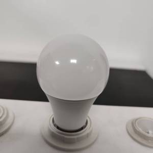 بسعر المصنع مصباح LED A60 مصباح 9 واط SMD مصباح من نوع AC240V للاستخدام السكني 3CCT هيكل ألومنيوم PC قابل للتعتيم قاعدة E27 للاستخدام السكني - Product Image 1