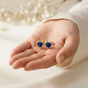 Boucles d'oreilles en forme de cœur en saphir bleu, boucles d'oreilles à clous en pierres précieuses, détail en or CZ, bijoux minimalistes, argent 925, cadeau pour son anniversaire - Product Image 5