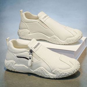 Zapatillas de malla de nuevo estilo para hombre, modelo 2026 de verano, informales, transpirables, antideslizantes, con cordones, diseño cómodo, deportivas de una pieza. - Product Image 1