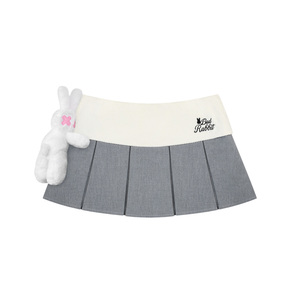 Jupe Chillin Rabbit Skirt Tuytsi, mini-jupe plissée avec ceinture en velours côtelé, logo brodé et lapin en peluche attaché - Product Image 1